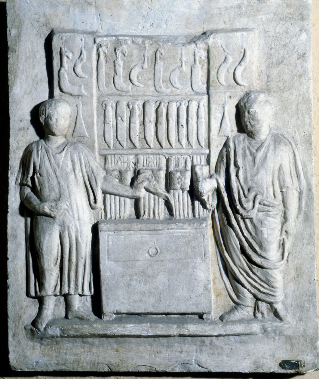 Znak sklepu z nożami w czasach rzymskich. Muzeum Ostii (Ostia) autorstwa Roman Roman