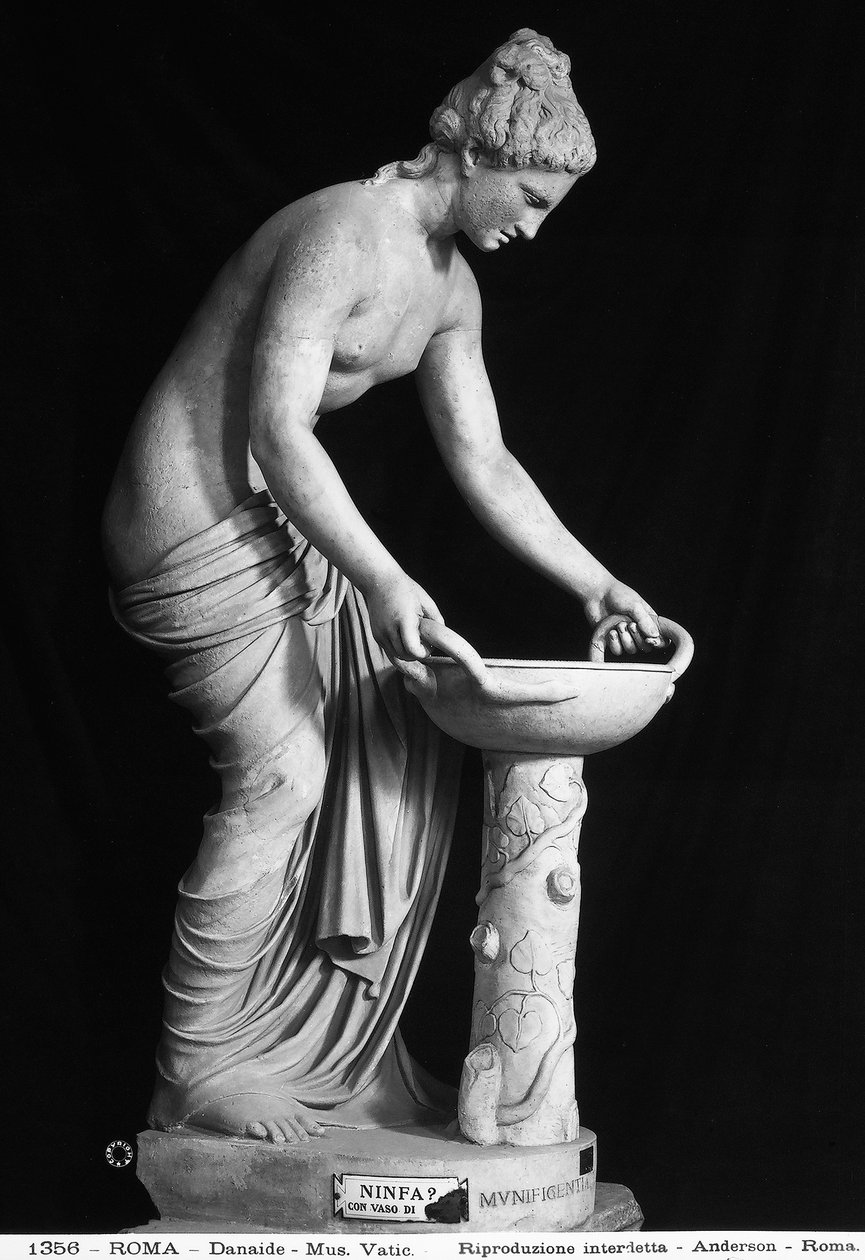 Posąg przedstawiający Danaide (marmur) autorstwa Roman Roman