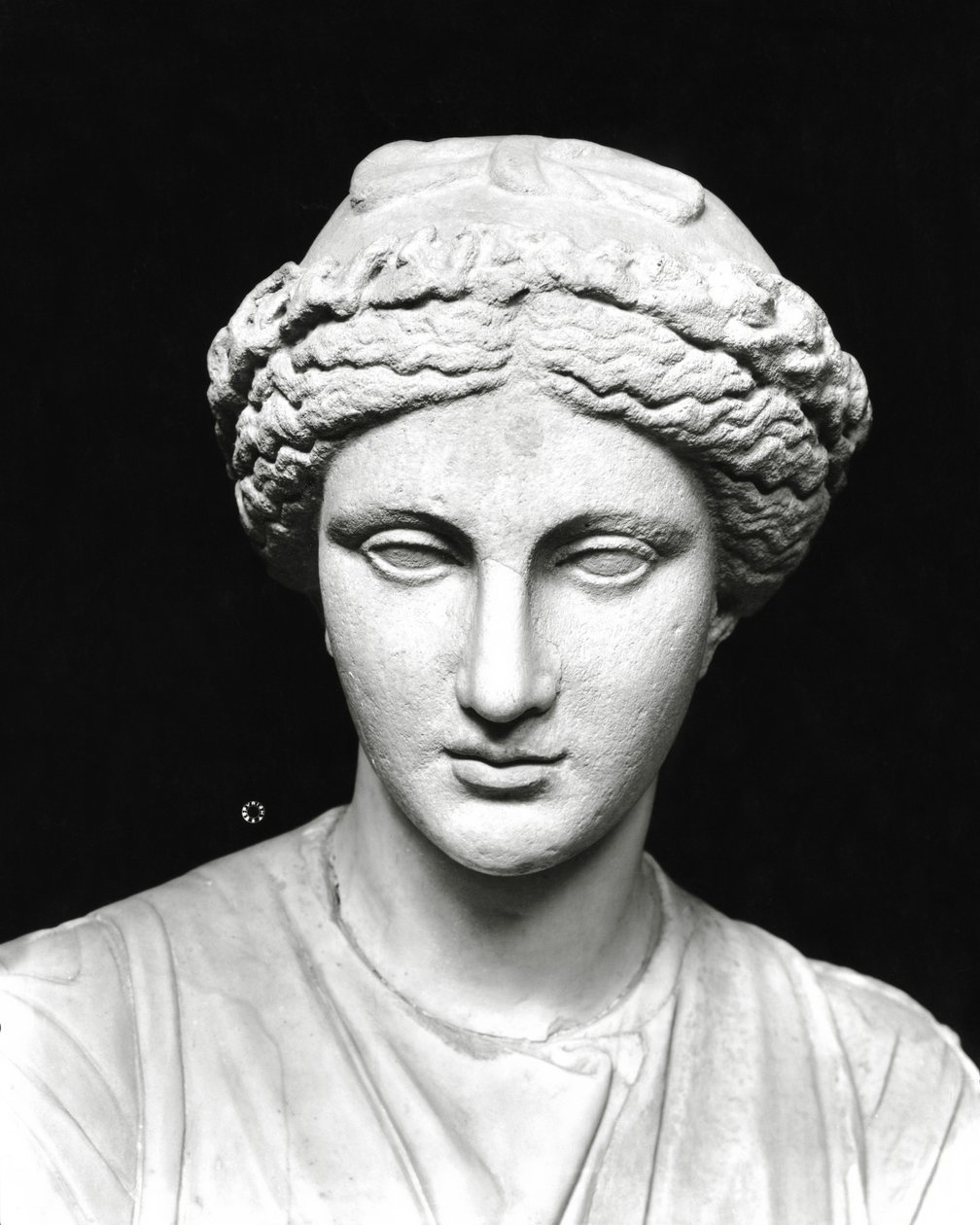 Posąg Clio trzymający zwój, detal głowy (kamień) (zdjęcie czarno-białe) (patrz także 161938) autorstwa Roman Roman