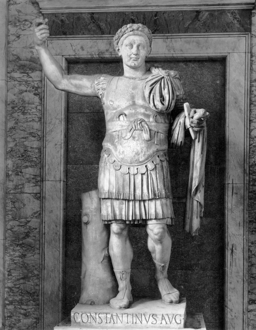 Posąg cesarza Konstantyna (AD ok. 274-337) (marmur) (zdjęcie czarno-białe) autorstwa Roman Roman