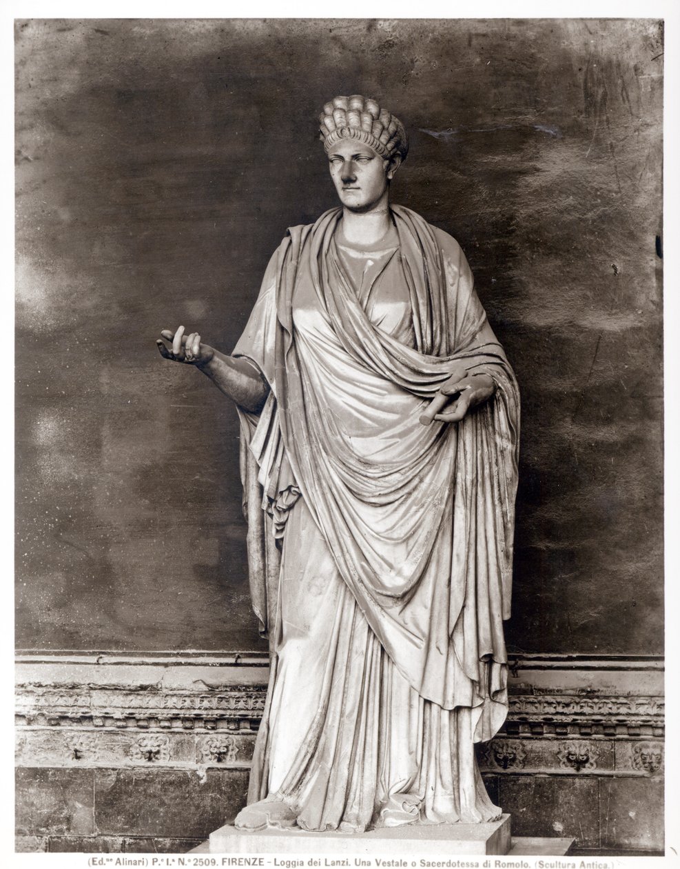 Posąg Westalki lub Kapłanki Romulusa (marmur) (zdjęcie czarno-białe) autorstwa Roman Roman