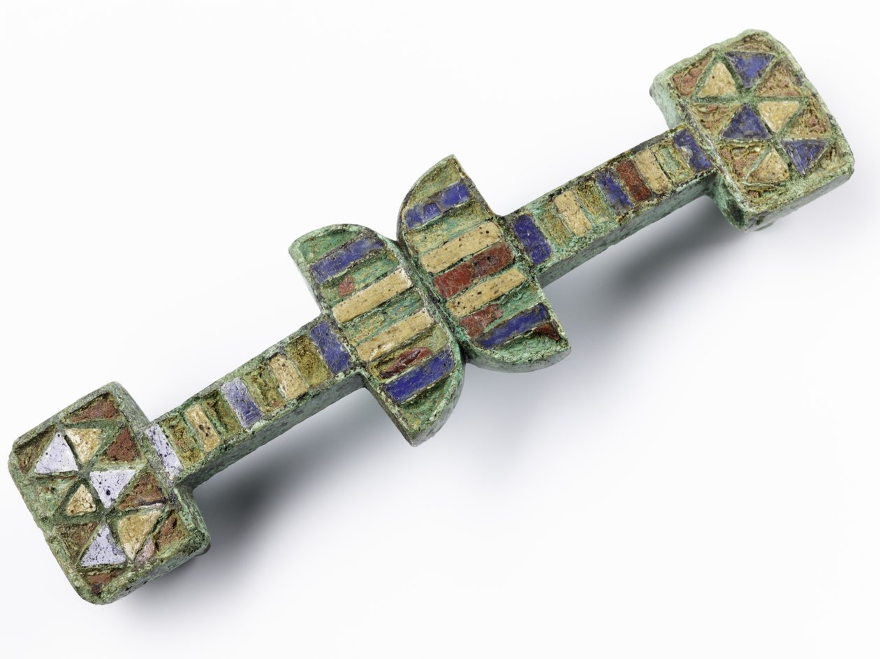 Połączenie pasów z górną powierzchnią wyłożoną czerwoną, niebieską i żółtą emalią, z rzymskiej fortecy legionistów w Inchtuthil, Caputh, Perthshire (brąz i emalia) autorstwa Roman Roman