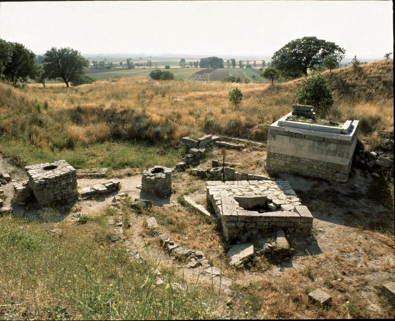 Świątynia i ołtarz ofiarny autorstwa Roman Roman