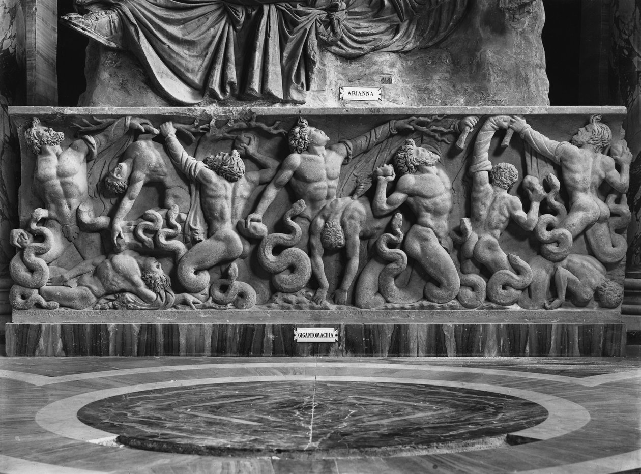 Giganci, fragment płaskorzeźby przedstawiający Arianę i gigantomachię (marmur) (zdjęcie czarno-białe) autorstwa Roman Roman