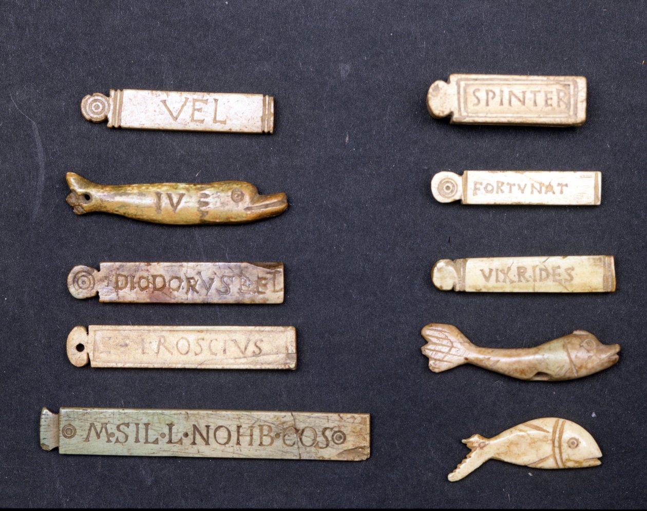 Bilety do teatru z kości słoniowej z czasów rzymskich. Museo della Scala w Mediolanie autorstwa Roman Roman