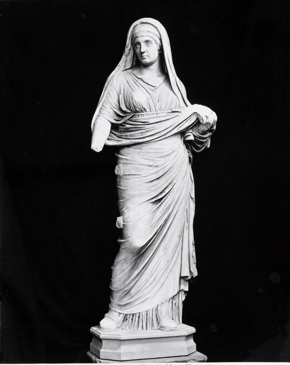 Vestal Virgin (marmur) (zdjęcie czarno-białe) autorstwa Roman Roman