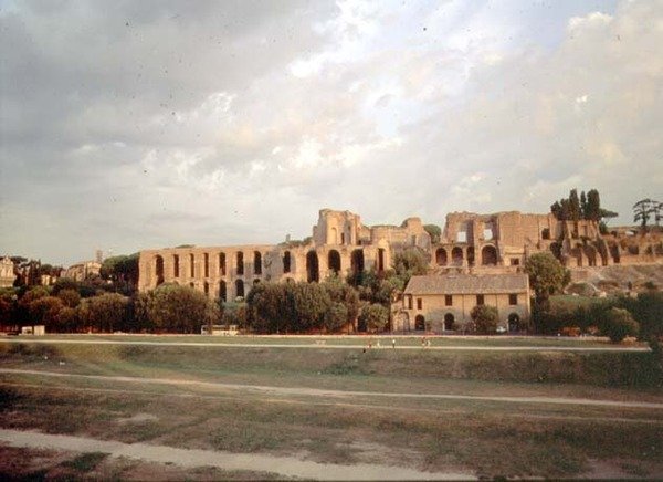 Widok na Palatyn z Circus Maximus (zdjęcie) (patrz także 99013) autorstwa Roman Roman