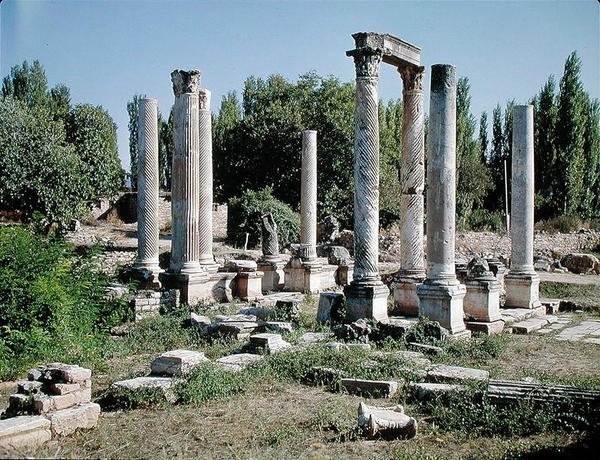 Widok na propyleje lub monumentalną bramę autorstwa Roman Roman
