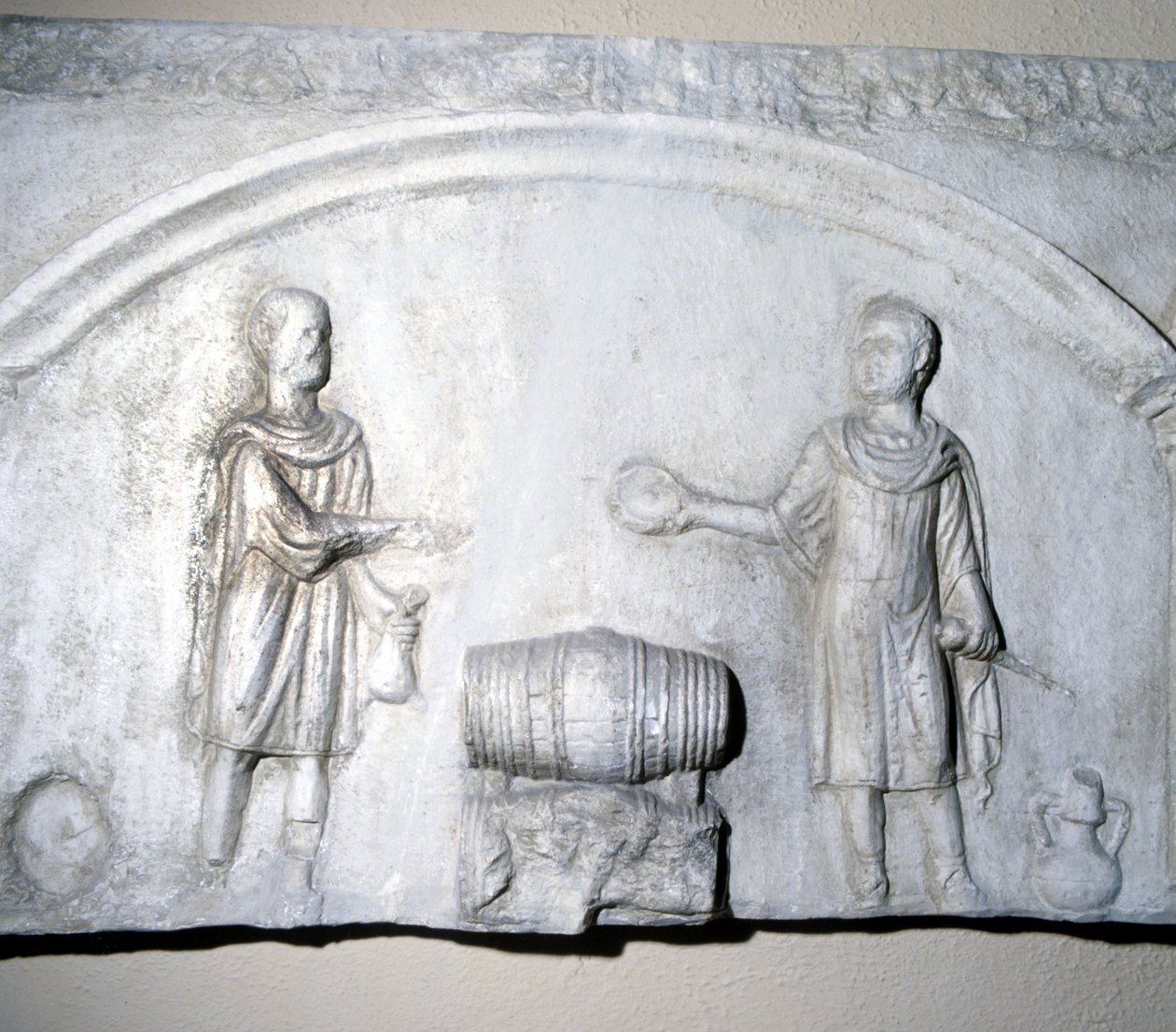 Znak kupca wina w czasach rzymskich. Muzeum Ostii (Ostia) autorstwa Roman Roman