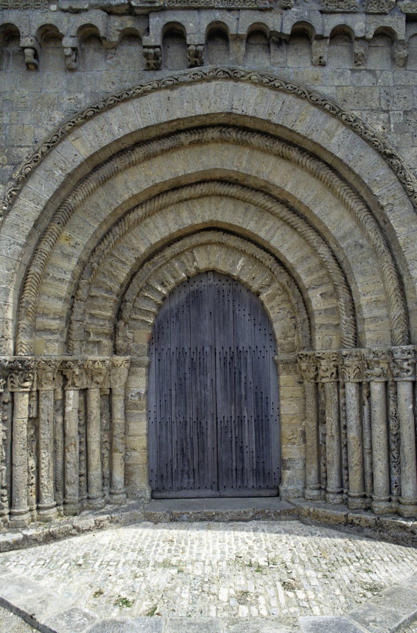 XII-wieczny kościół z ładną fasadą Poitevine (styl romański). Chaize-Giraud w Vendée (85). autorstwa Romanesque