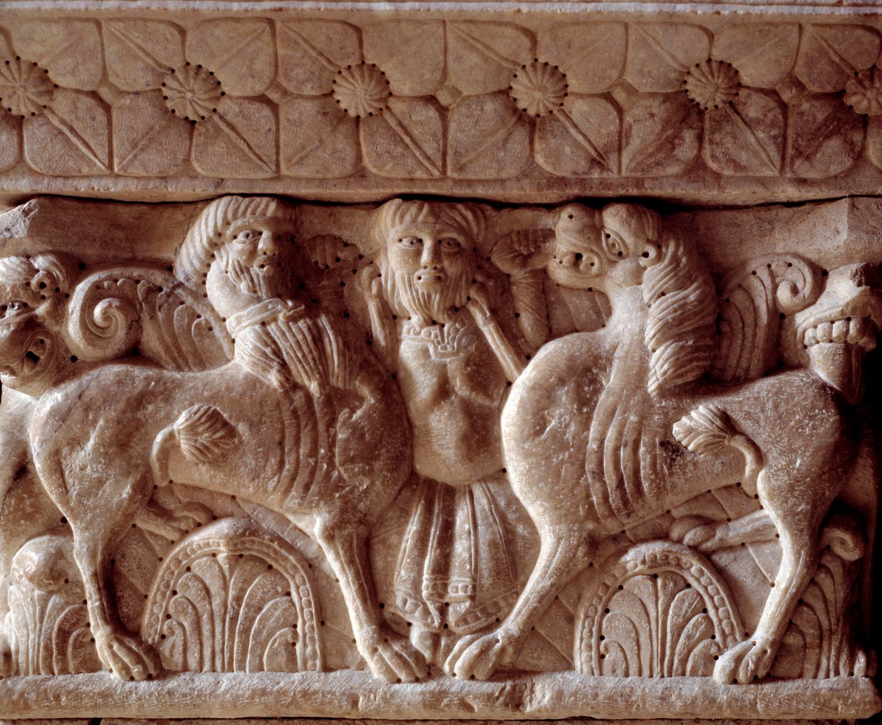 Centaur i lew, rzeźbiona głowica na trybunie Zakonu autorstwa Romanesque