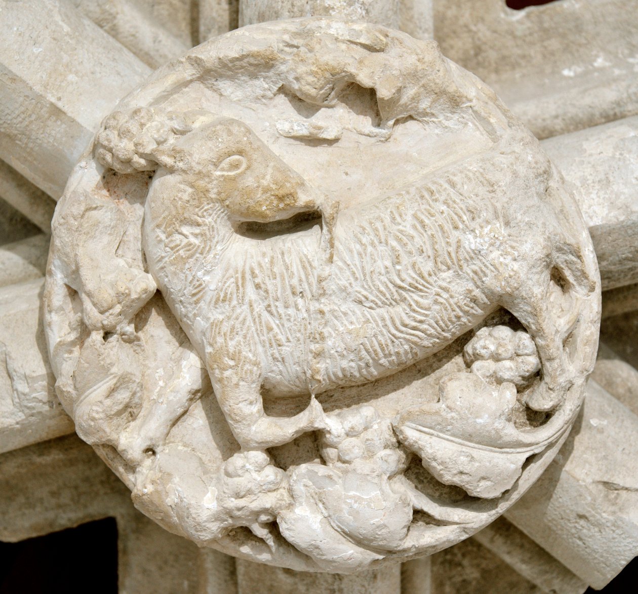 Baranek, fragment sklepienia kaplicy św. Wawrzyńca (Saint-Laurent), zniknął na kilka lat i pierwotnie znajdował się nad opactwem cystersów w Fontenay (opactwo Fontenay, Burgundia, Francja: fragment zwornika przedstawiający baranka) autorstwa Romanesque