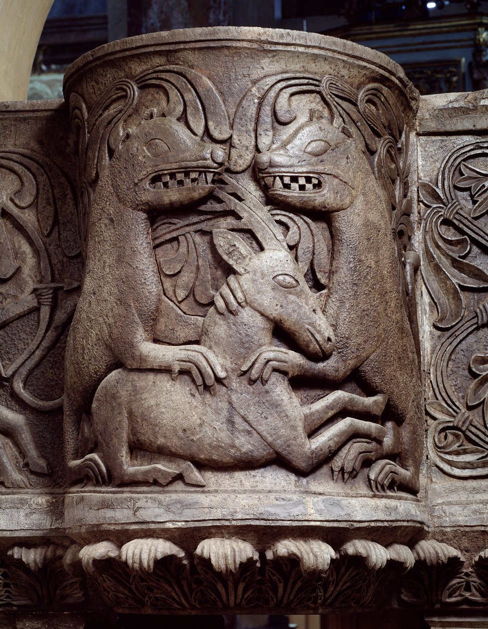 Walczące zwierzęta, fragment ambony ambony, płaskorzeźba autorstwa Romanesque