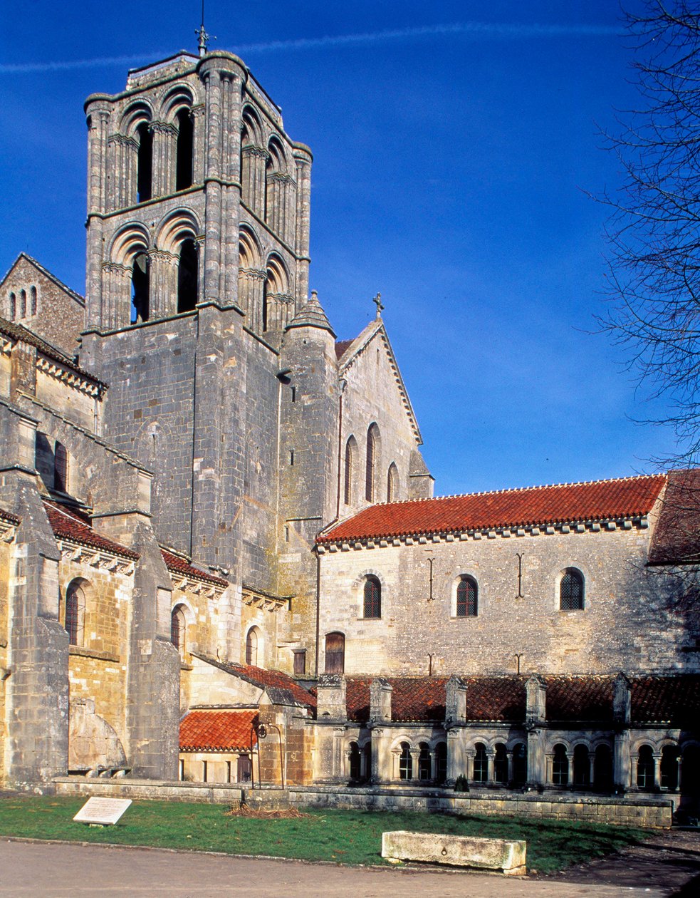 Bazylika Vezelay (Yonne, Burgundia), widok z zewnątrz autorstwa Romanesque