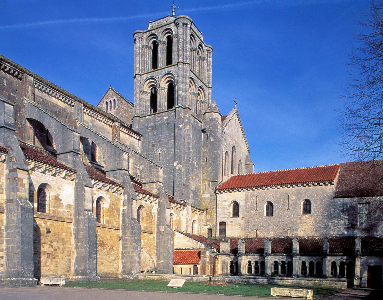 Bazylika Vezelay (Yonne, Burgundia), widok z zewnątrz autorstwa Romanesque