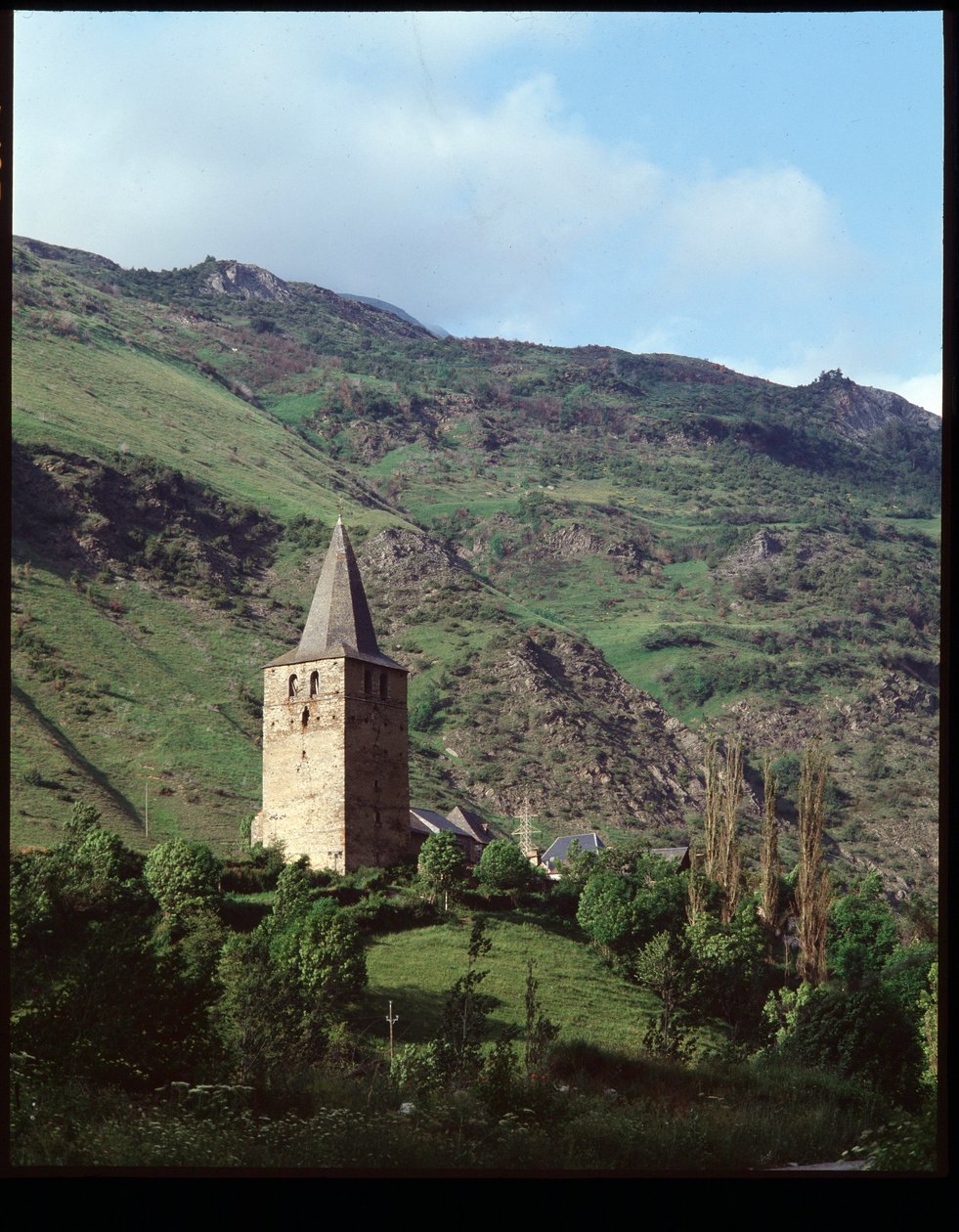 Dzwonnica kościoła autorstwa Romanesque