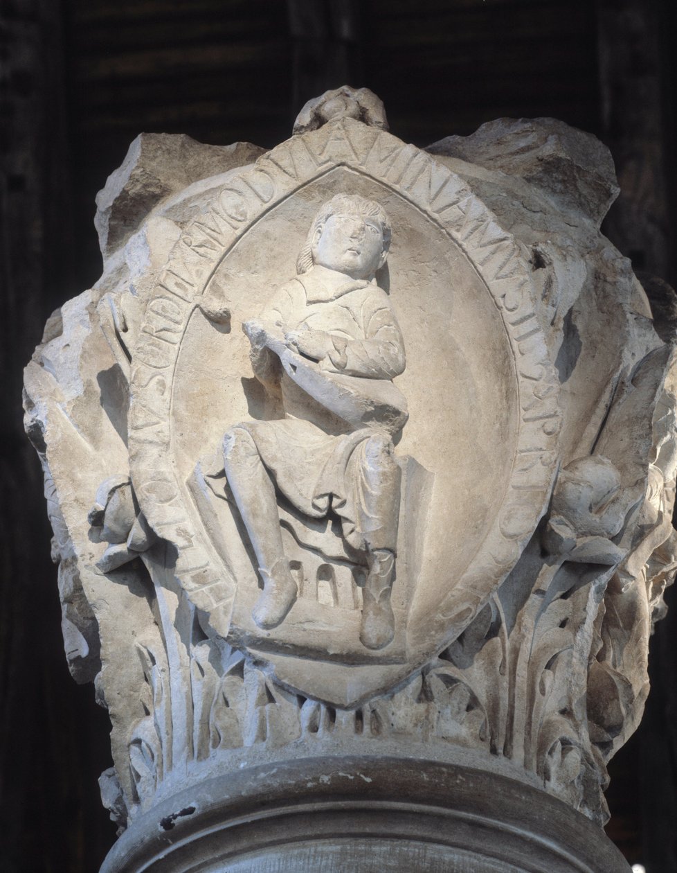Stolica chóru reprezentująca pierwszy ton chorału gregoriańskiego (rzeźba autorstwa Romanesque