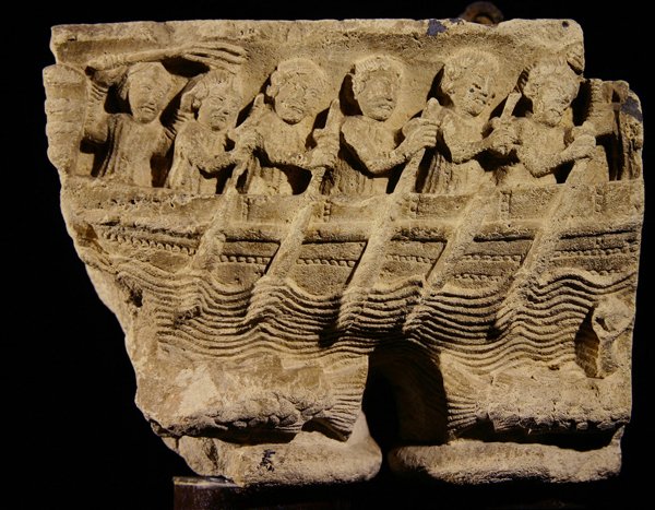 Kapitał na bliźniaczych kolumnach przedstawiających wioślarzy w łodzi autorstwa Romanesque