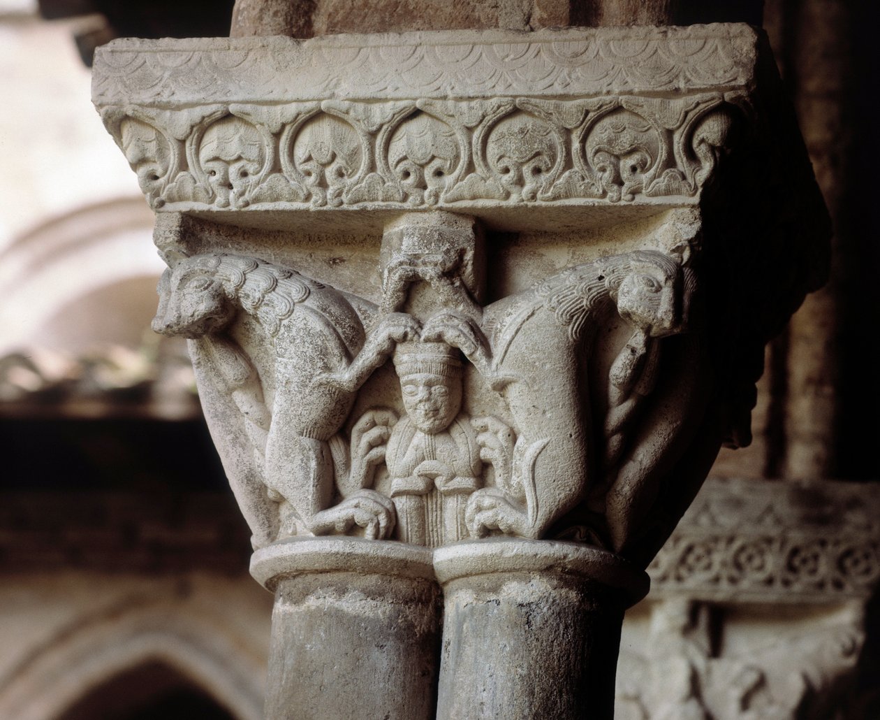 Kapitał reprezentujący Daniela w jaskini lwów (rzeźba autorstwa Romanesque