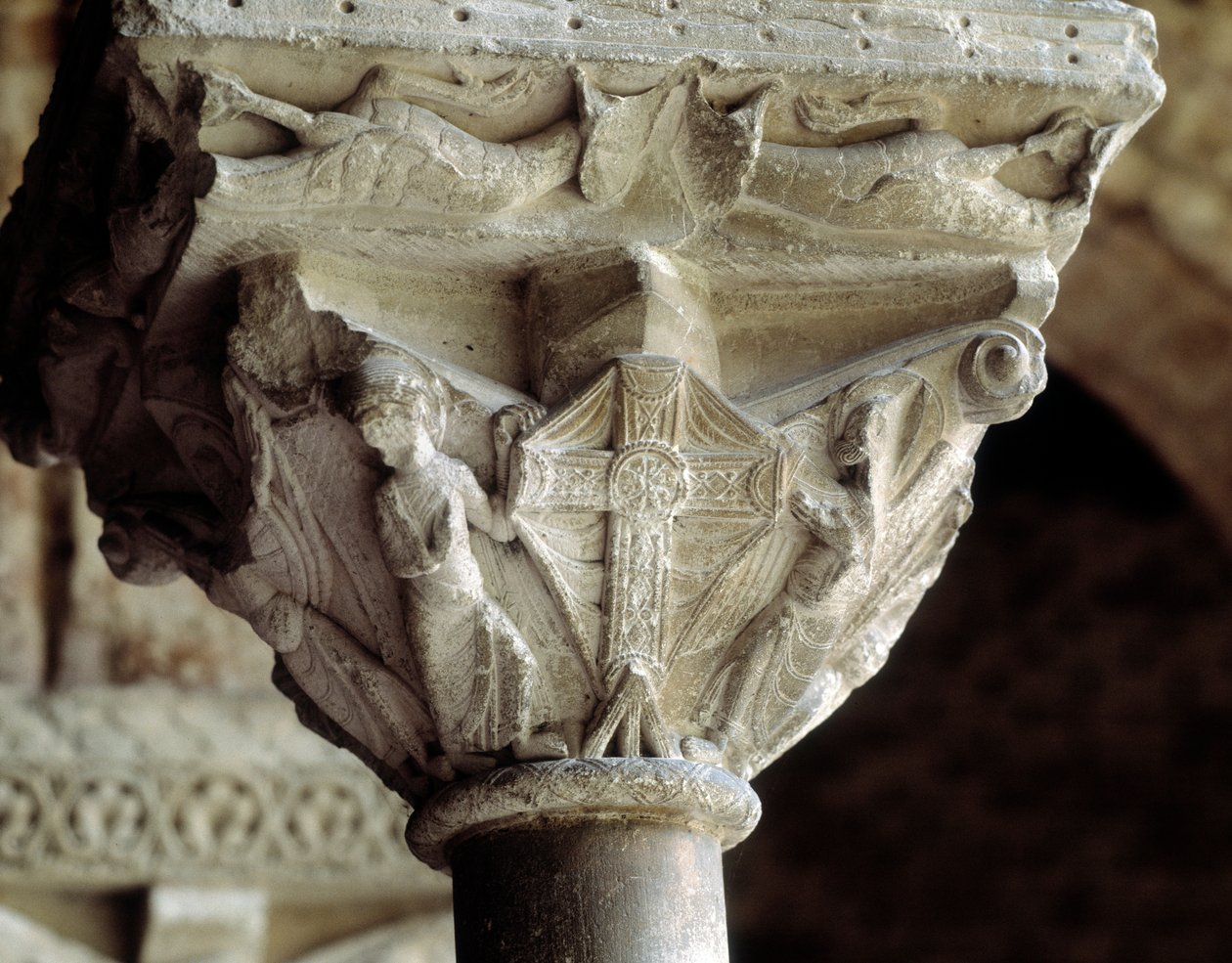 Kapitał reprezentujący chwalebny krzyż (rzeźba) autorstwa Romanesque