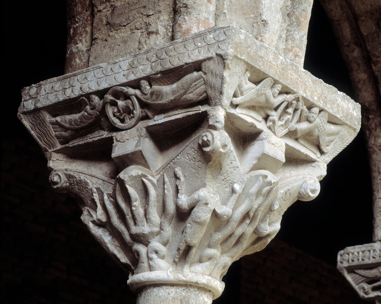 Kapitał reprezentujący trzech żydów w ognistym piecu (rzeźba autorstwa Romanesque