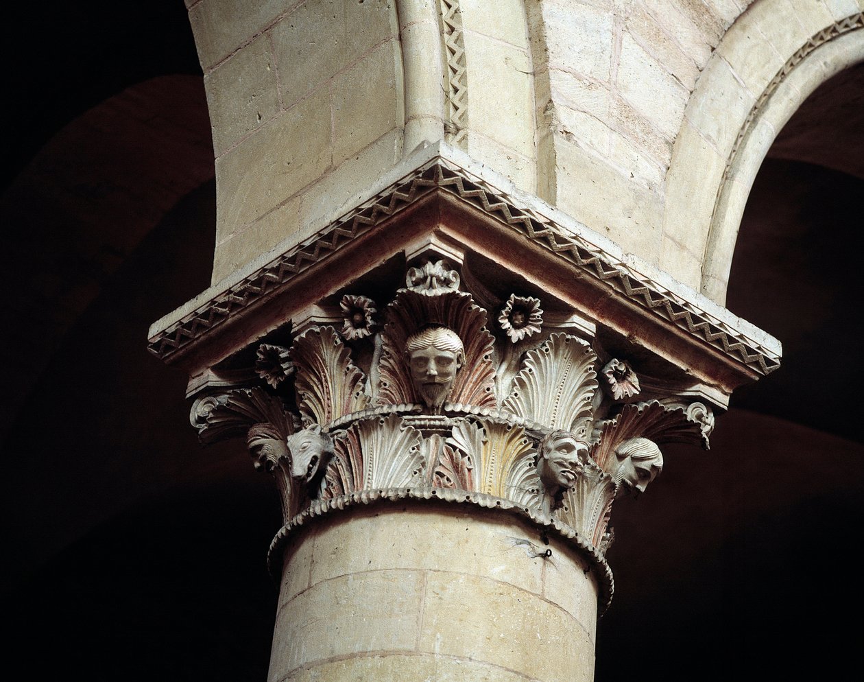 Rzeźbiony kapitał autorstwa Romanesque