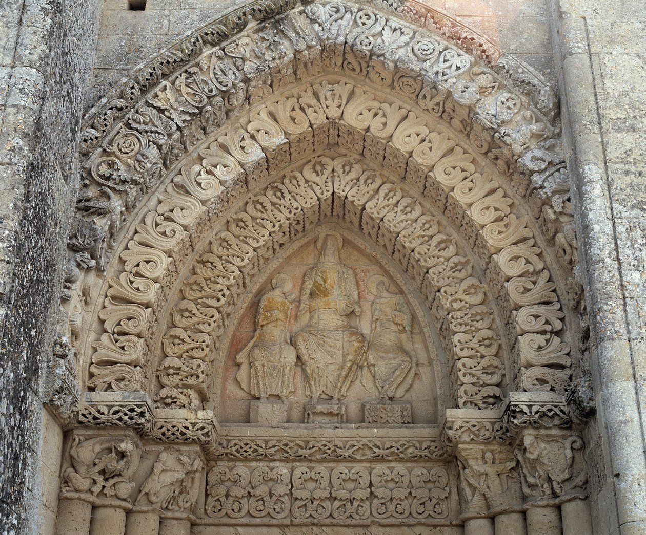 Chrystus w chwale między św. Pawłem a św. Piotrem, portal fałszywy (rzeźba) autorstwa Romanesque