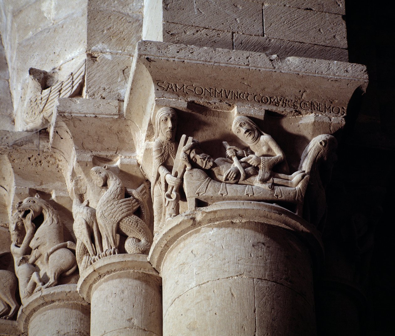 Delilah obcina włosy Samsonowi (rzeźbiona stolica transeptu) autorstwa Romanesque