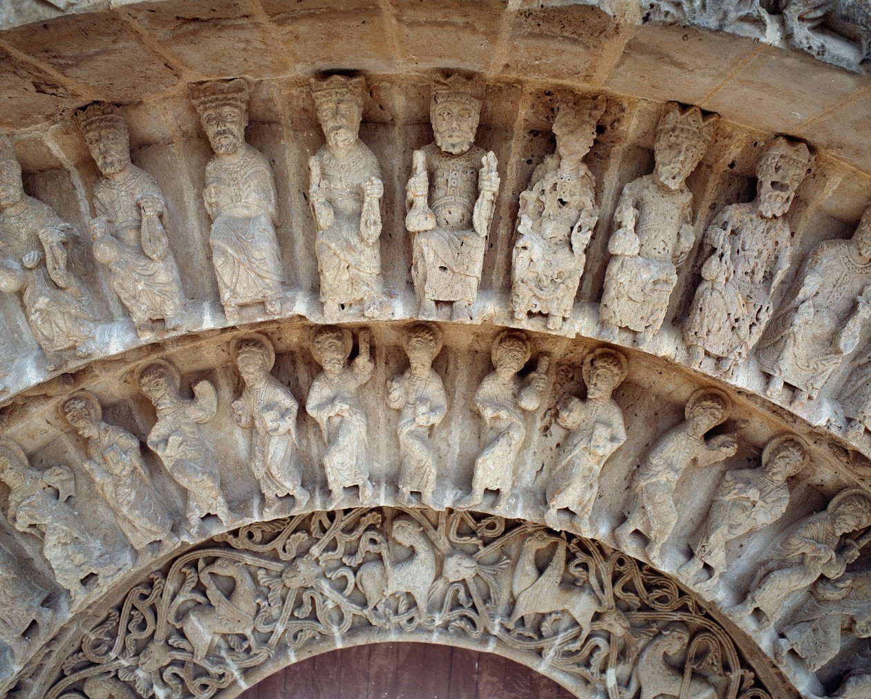 Detal rzeźby portalu południowego autorstwa Romanesque
