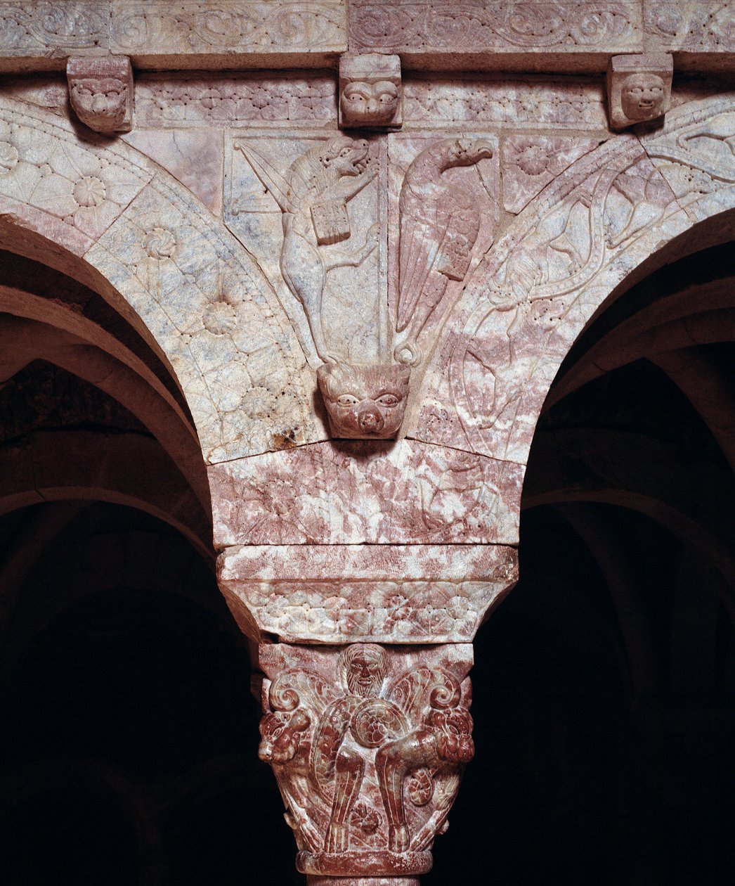Fragment symboli ewangelistów Jana i Marka wyrzeźbionych na trybunie Zakonu autorstwa Romanesque