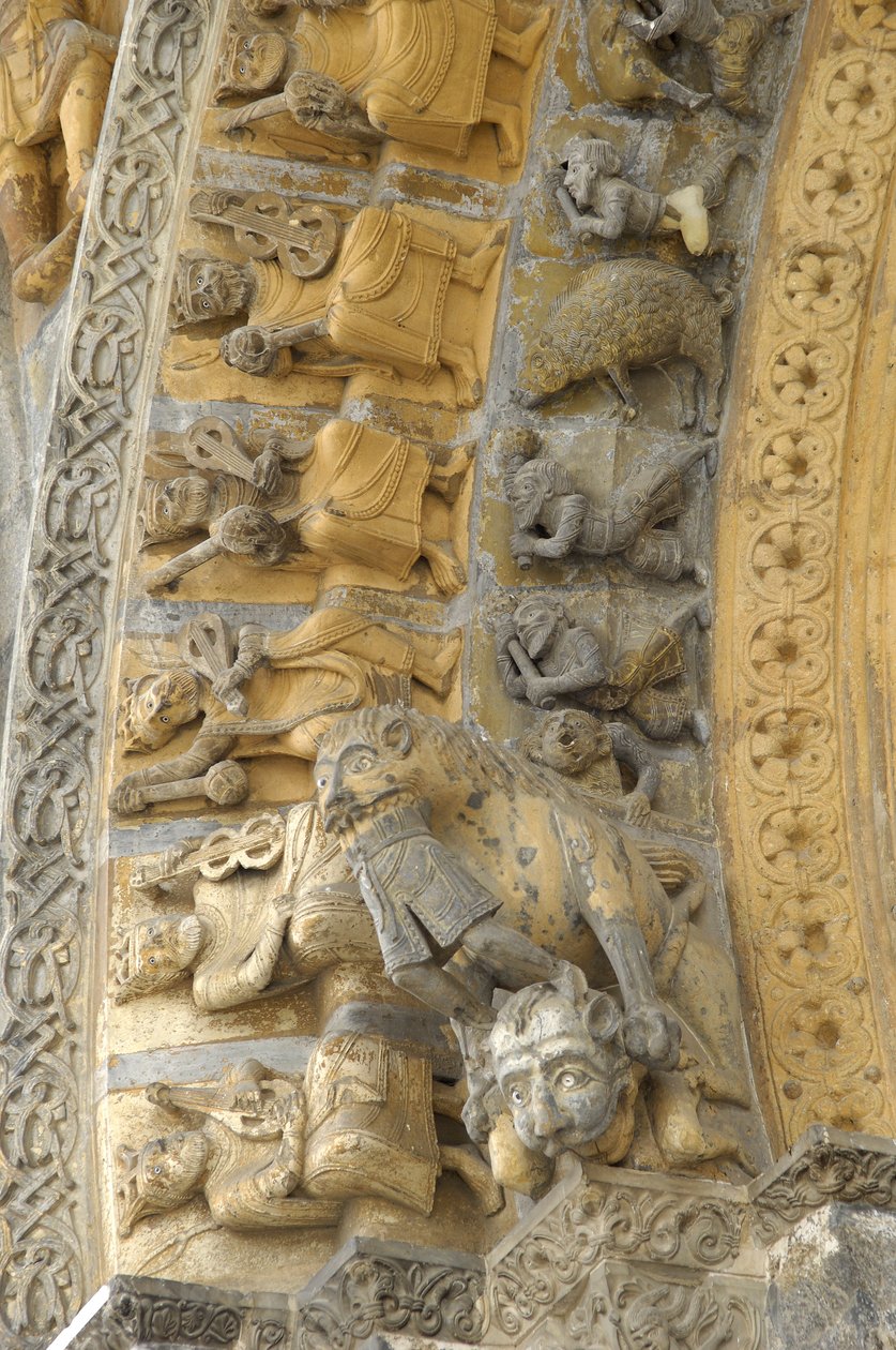Fragment rzeźbionego sklepienia fasady katedry Saint Marie, Oloron Sainte Marie (Pireneje Atlantyckie) autorstwa Romanesque