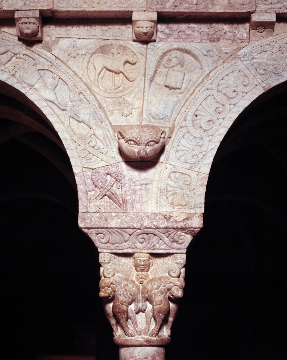Szczegół baranka bożego i symbol ewangelisty Łukasza wyrzeźbiony na trybunie klasztoru autorstwa Romanesque