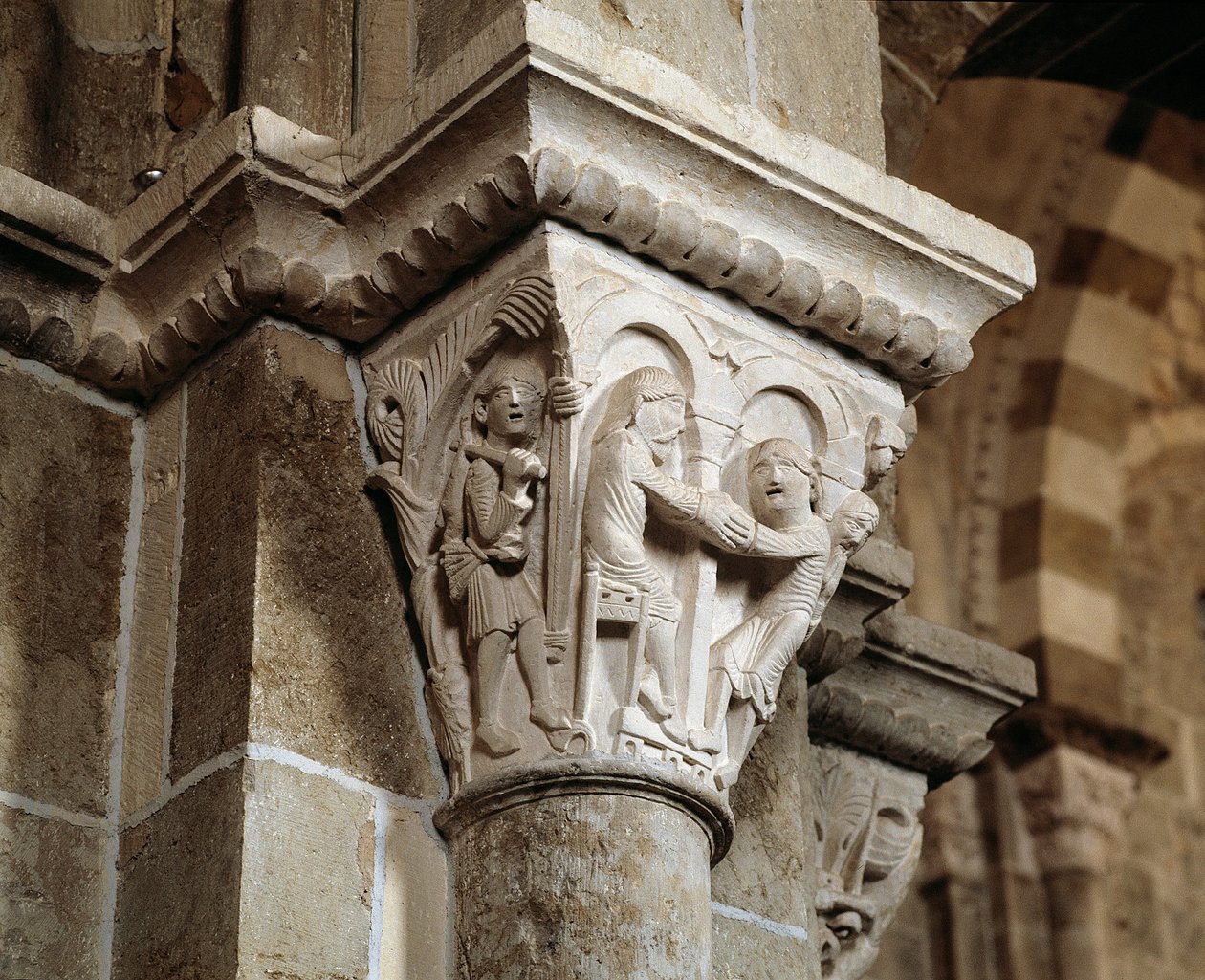Ezaw wraca z polowania i znajduje się przed swoim ojcem Izaakiem, który błogosławi Jakuba (rzeźbiona stolica) autorstwa Romanesque