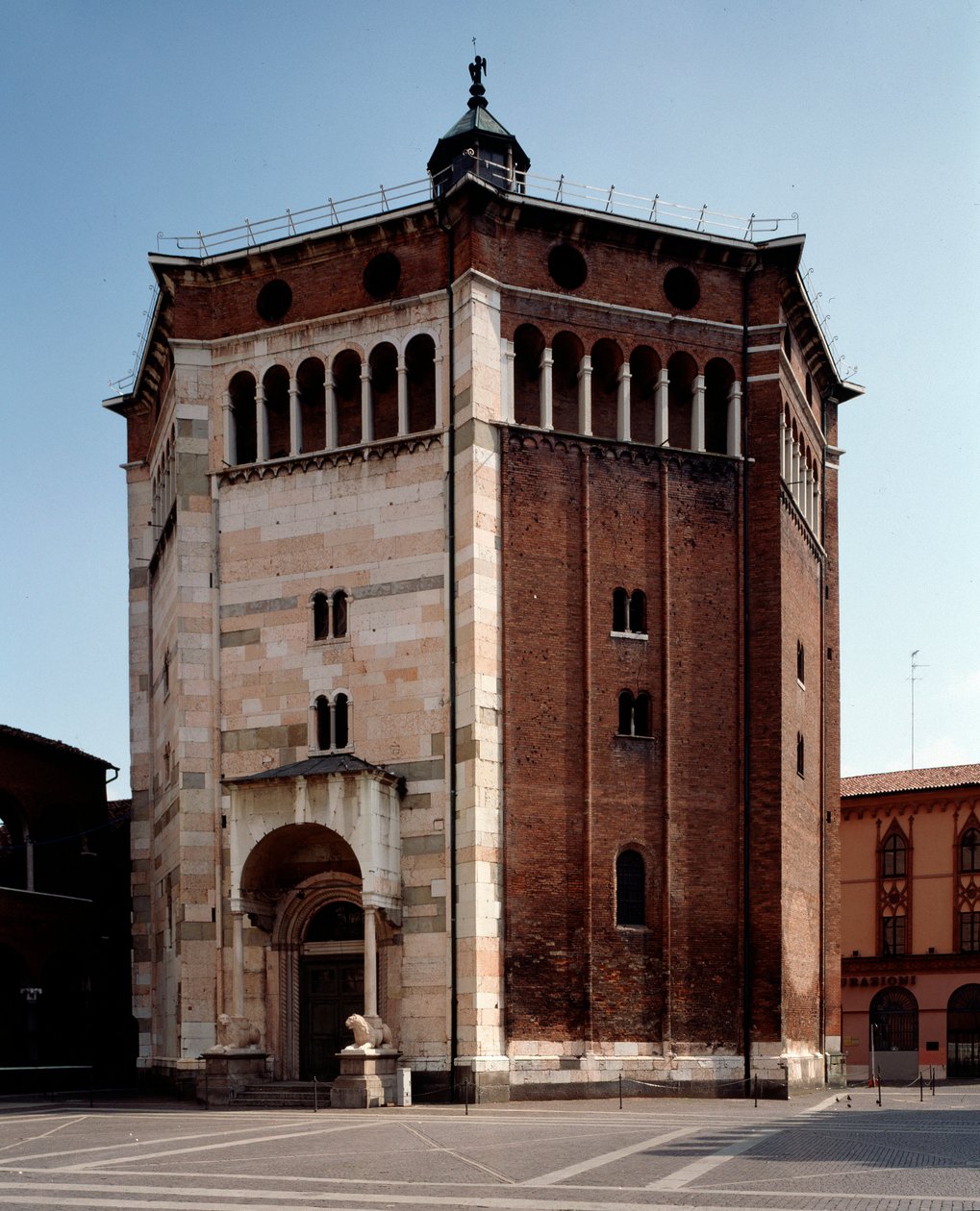Widok zewnętrzny baptysterium autorstwa Romanesque