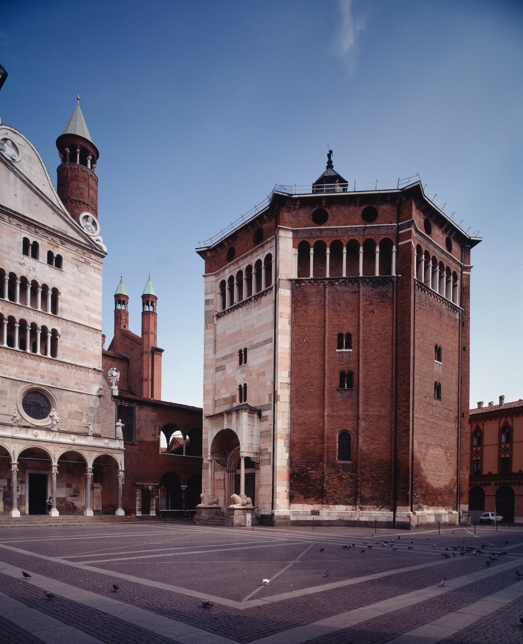 Widok zewnętrzny baptysterium autorstwa Romanesque