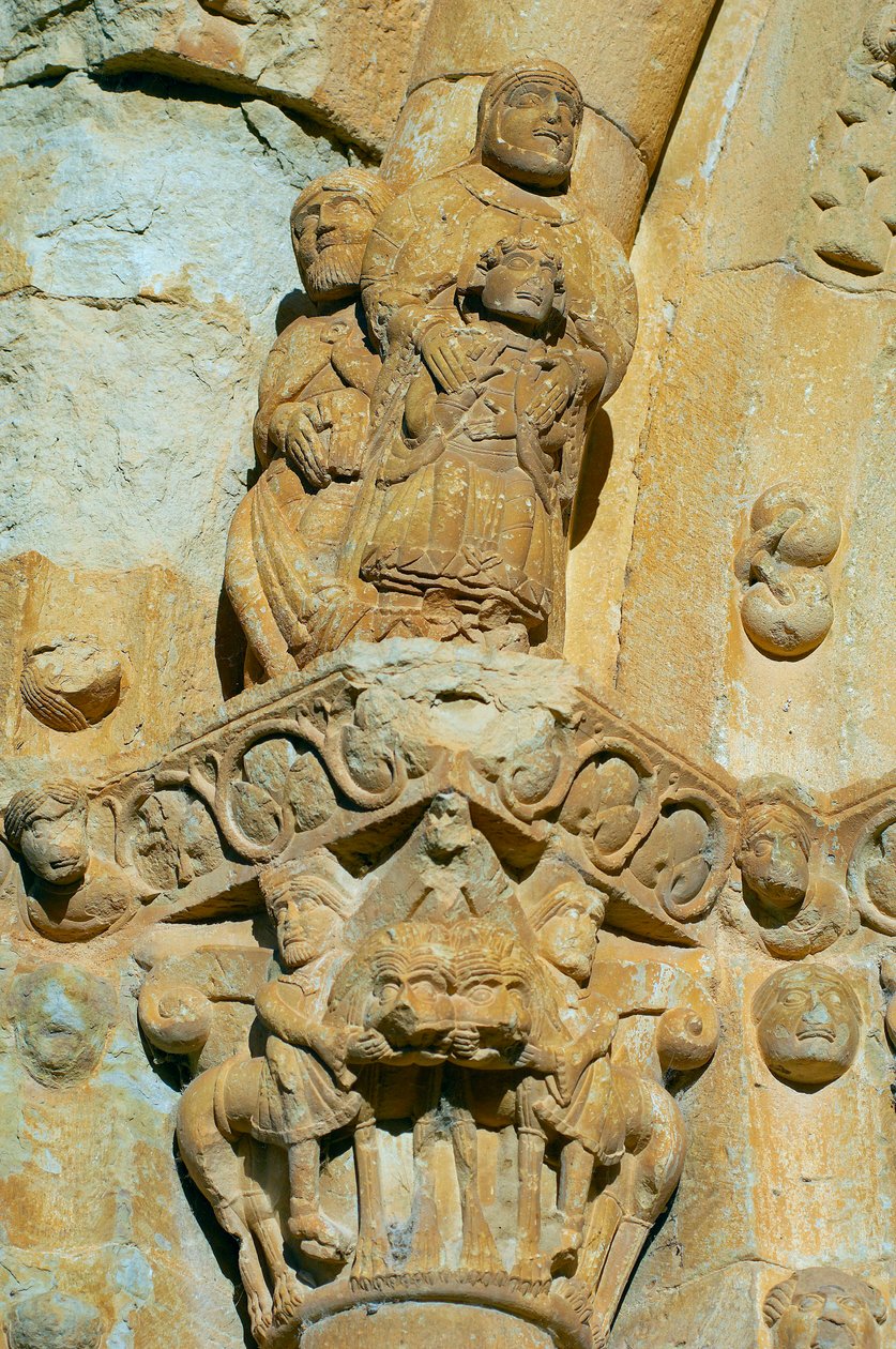Fasada kościoła Saint Maria de Covet, Isona, Hiszpania, fragment kapitału autorstwa Romanesque