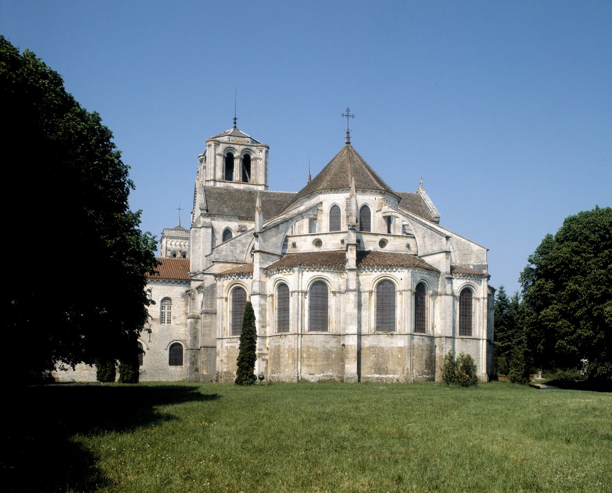 Widok ogólny bazyliki autorstwa Romanesque