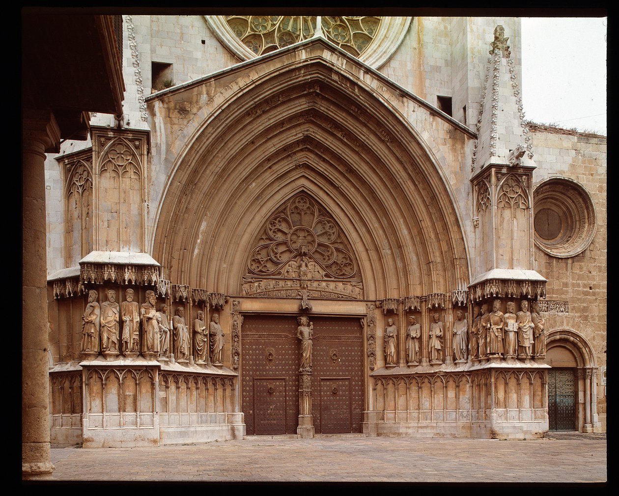 Sztuka gotycka: fragment centralnego portalu katedry św. Tekle w Tarragonie autorstwa Romanesque