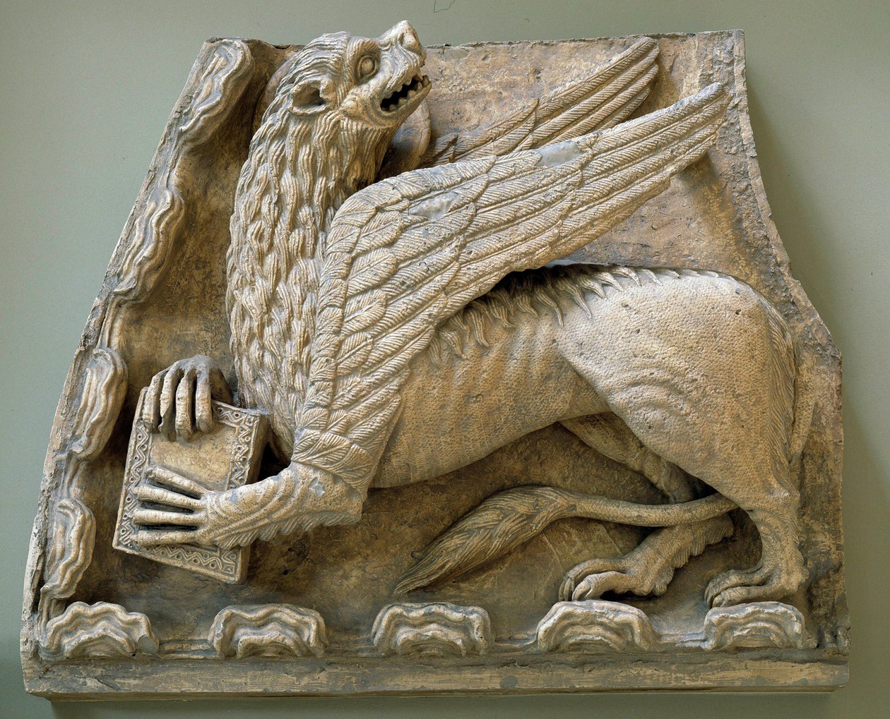 Rzeźby Gryfa z oryginału portalu kościoła Saint Loup de Naud (Sekwana i Marna) 1170 Paryż, muzeum zabytków francuskich autorstwa Romanesque