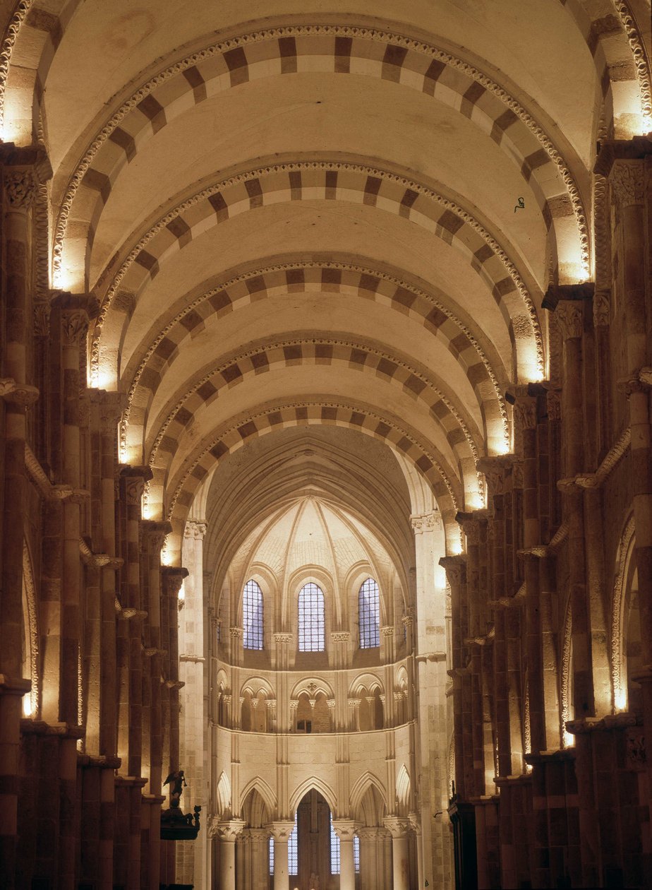 Wnętrze katedry w Vezelay autorstwa Romanesque