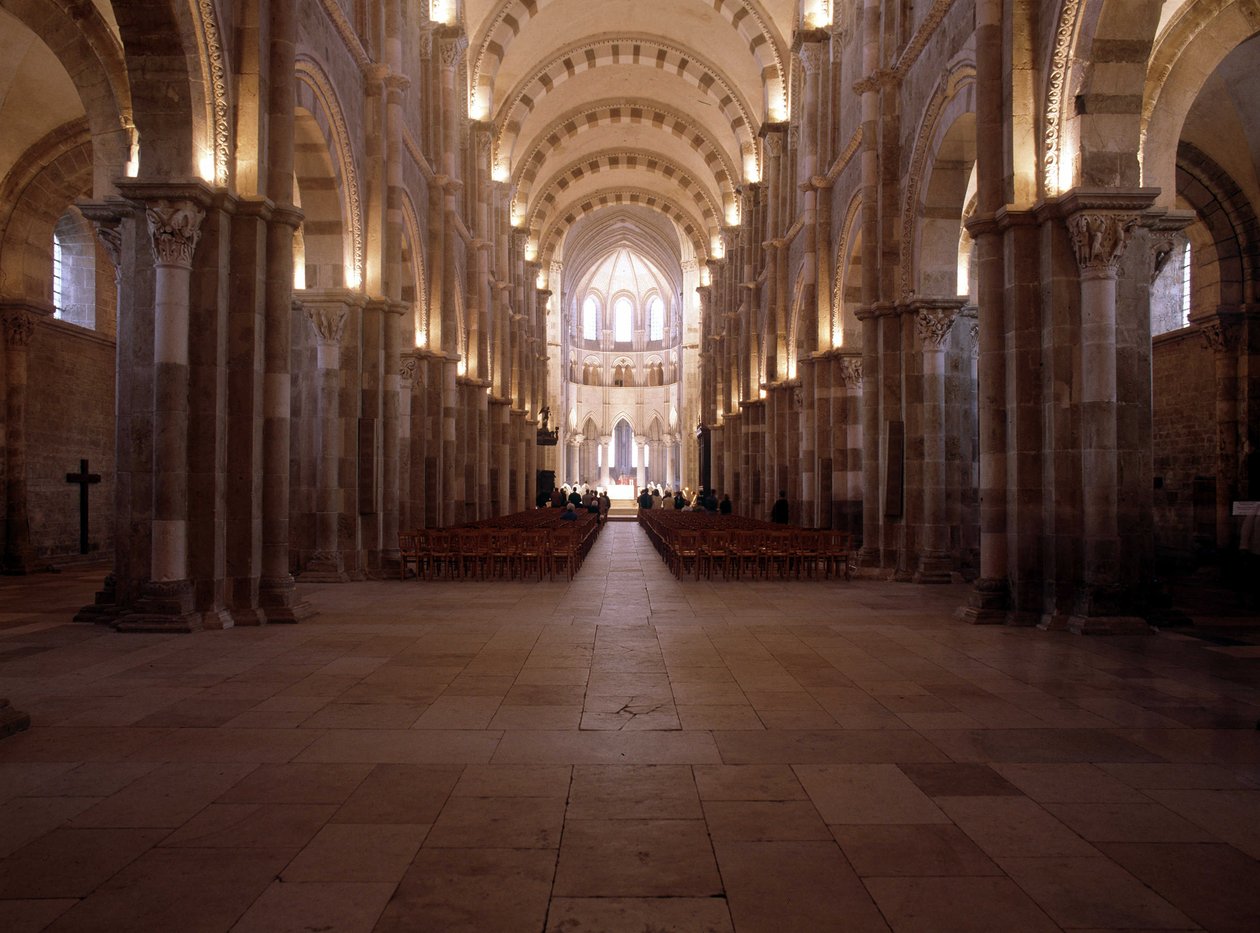 Wnętrze Cathedrale de Vezelay (89): Nawa. autorstwa Romanesque