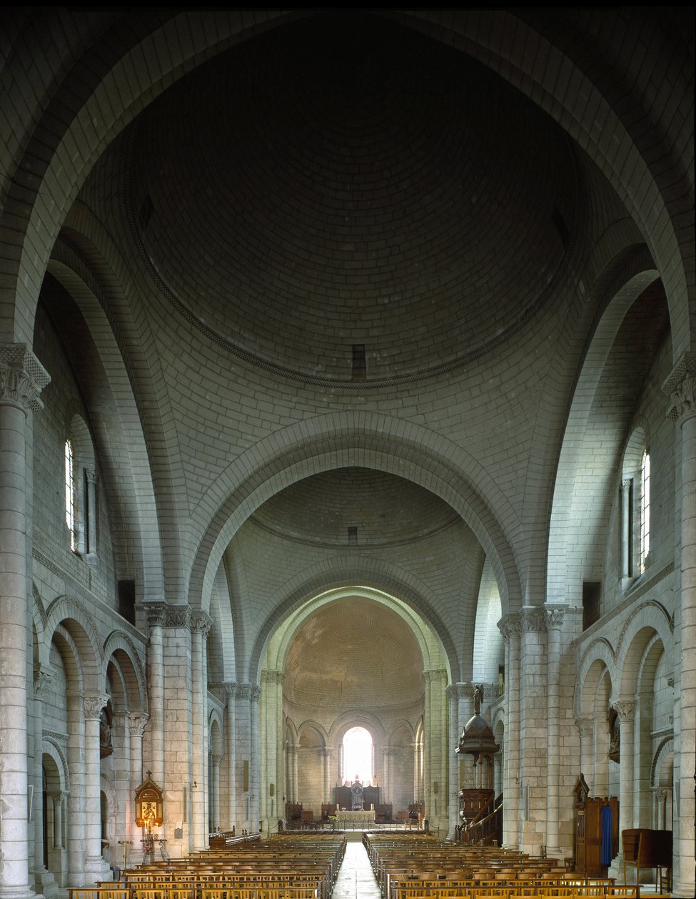 Widok wewnętrzny katedry Saint Pierre (Saint Pierre) autorstwa Romanesque