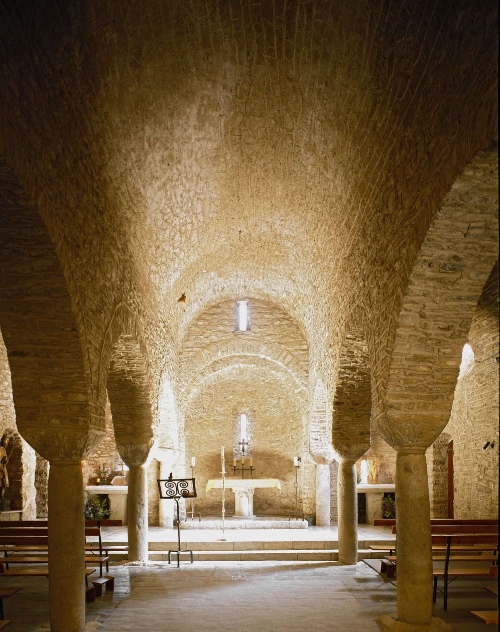 Widok wnętrza opactwa autorstwa Romanesque