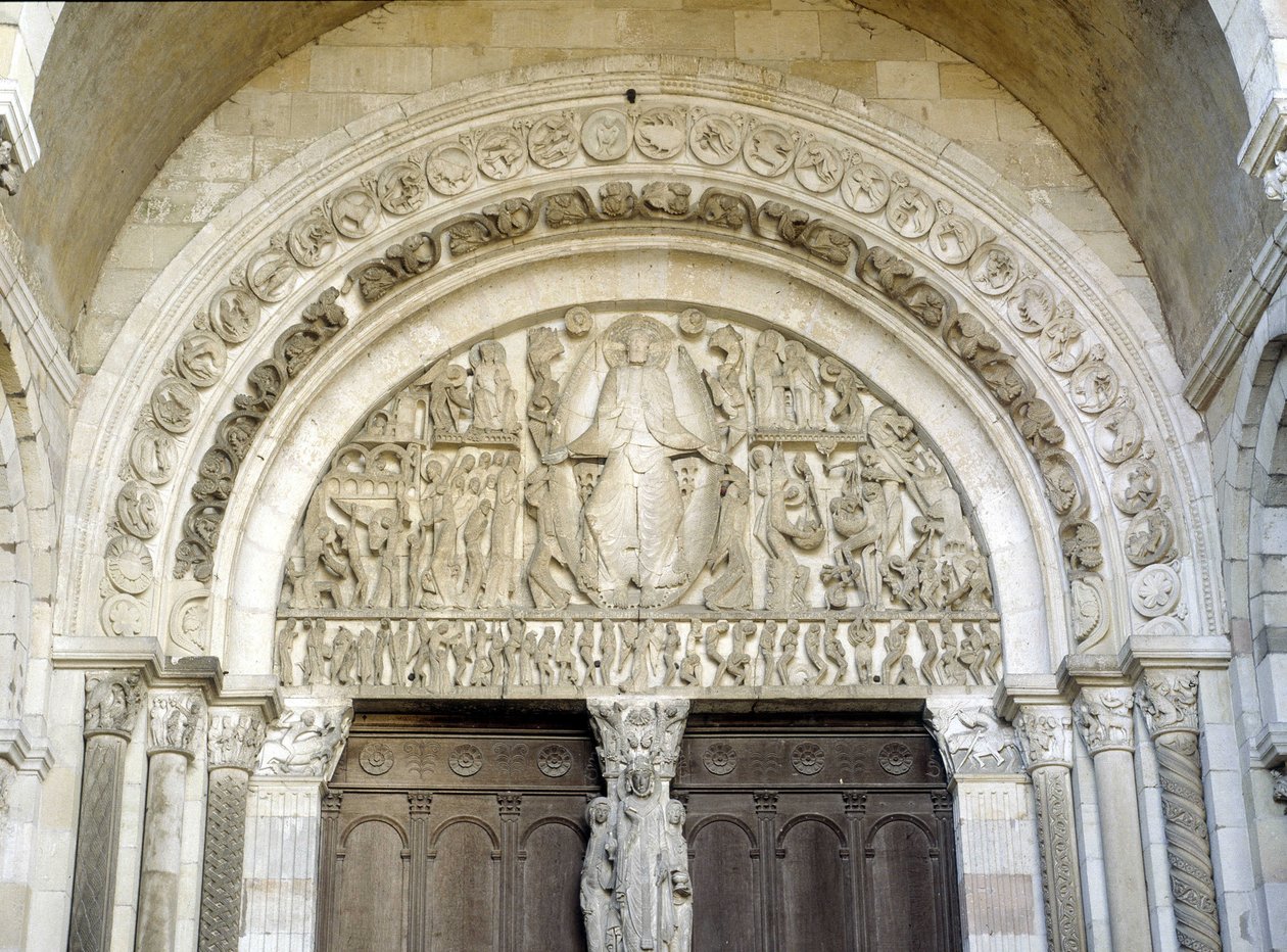 Sąd ostateczny, rzeźbiony tympanon katedry św. Łazarza Autuna, sztuka romańska XIII wieku. Autun, Saone i Loire, Burgundia, Francja. autorstwa Romanesque
