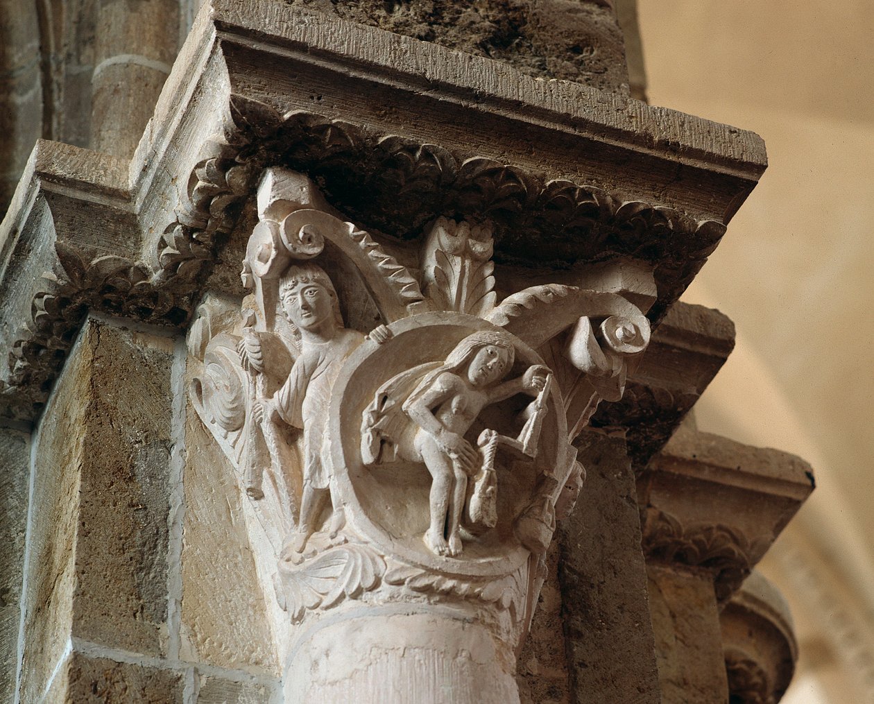 Waga (kapitał rzeźbiony) autorstwa Romanesque