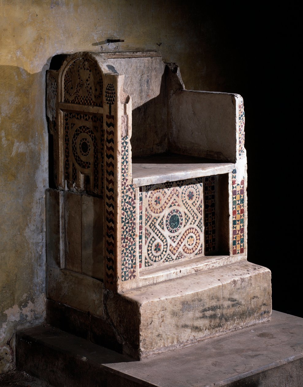 Krzesło z marmuru i mozaiki antypapieża Klemensa VII, styl kosmetyczny autorstwa Romanesque