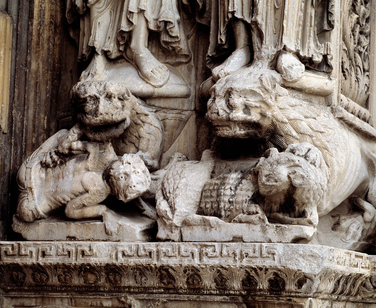 Potwory. Rzeźbione wsparcie kolumny autorstwa Romanesque