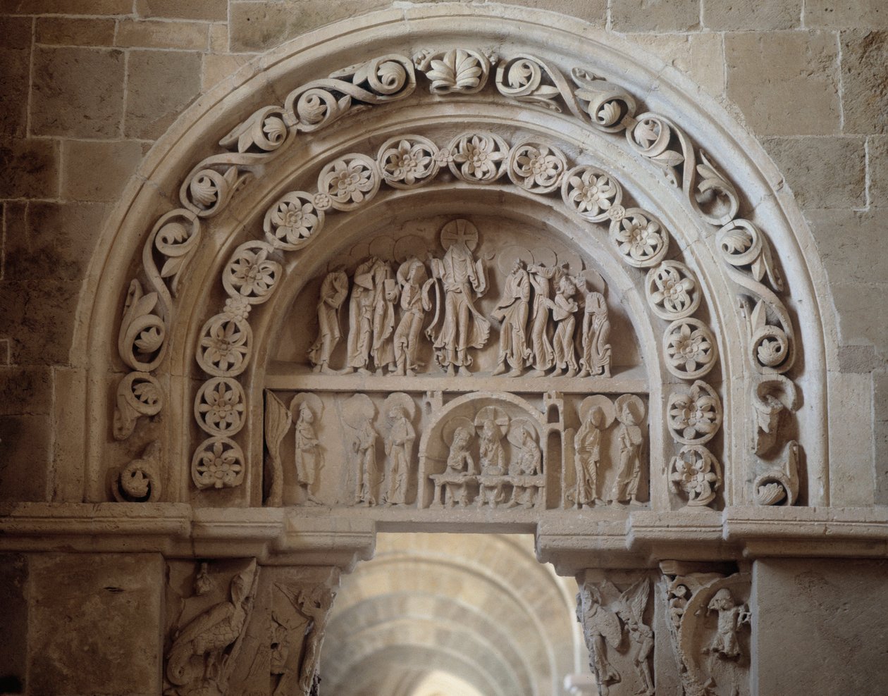 Portal północny: objawienie Jezusa po jego śmierci i wniebowstąpienie (rzeźba) autorstwa Romanesque