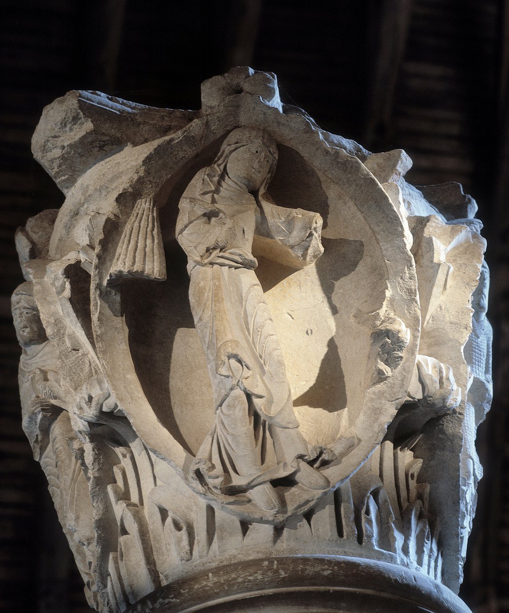 Roztropność: Stolica chóru (rzeźba autorstwa Romanesque