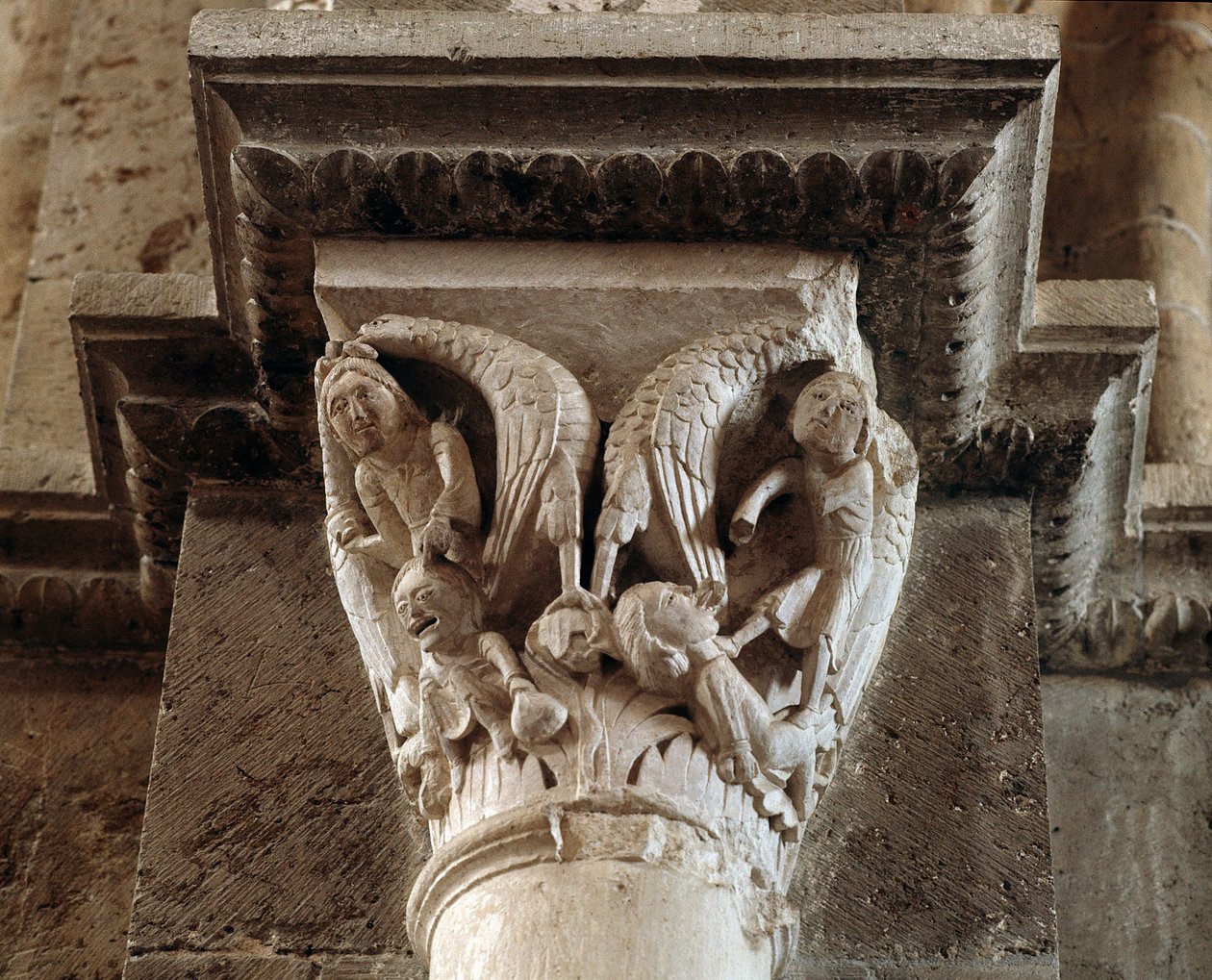 Kara skąpca i oszczerstwa (rzeźbiony kapitał) autorstwa Romanesque